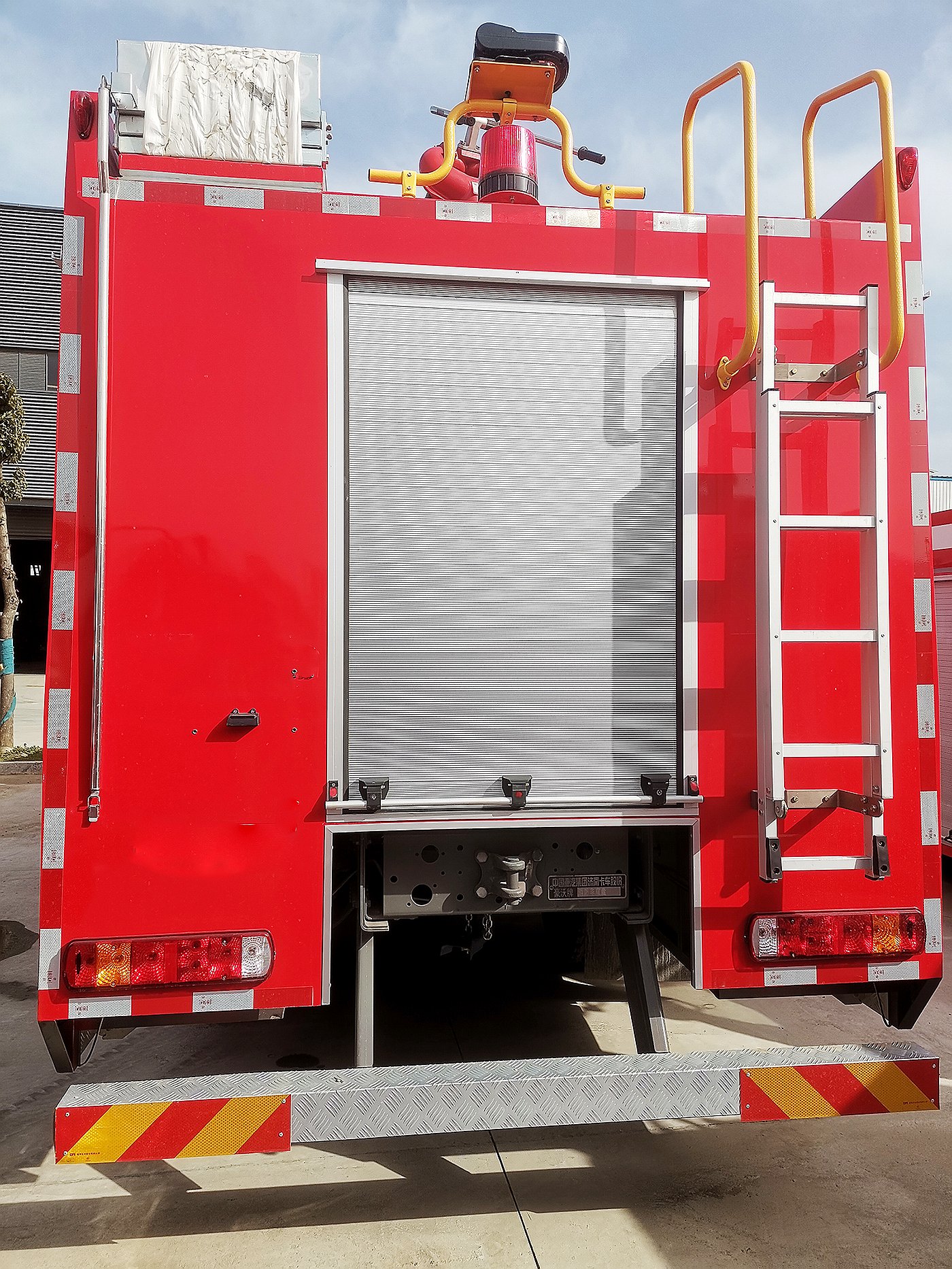 國六豪沃后雙橋干粉泡沫聯用消防車