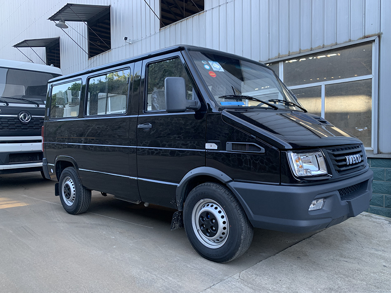 依維柯得意(低頂)殯儀車 - 黑色