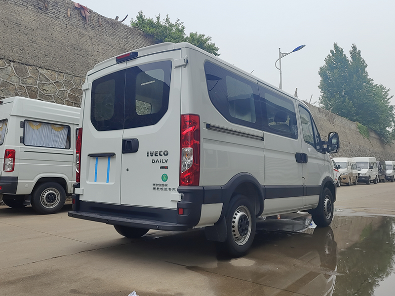 依維柯歐勝(低頂)殯儀車 - 白色